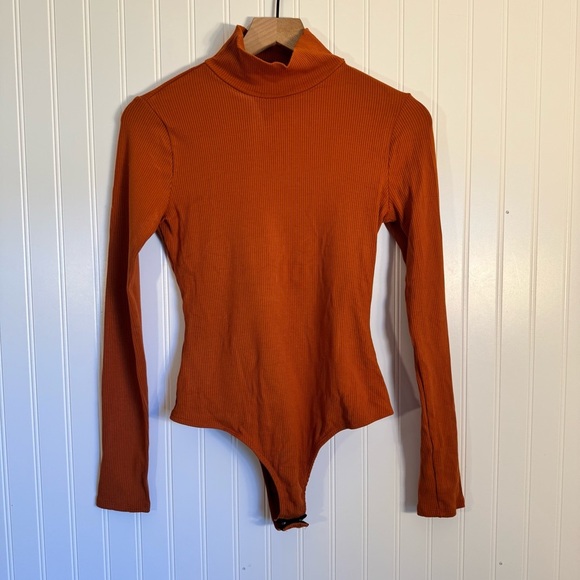 NWT Lulus Women’s Orange Mockneck Ribbed Snap Closure Bodysuit Size Medium - Picture 1 of 10